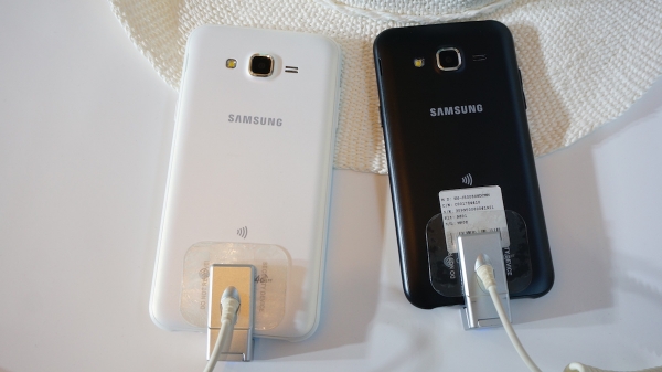 前置閃光燈，認識一下三星低端機 Galaxy J 吧